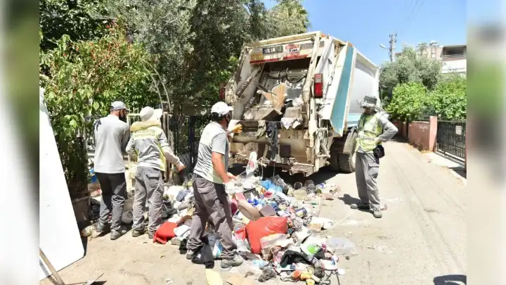 Antalya'daki çiftin evi çöpten kurtulmuyor