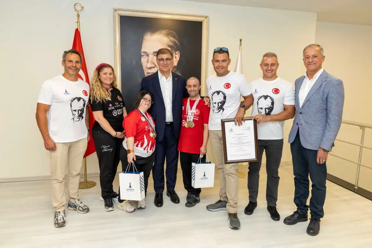Başkan Tugay, Büyükşehir sporcularını ağırladı   haberinin görseli