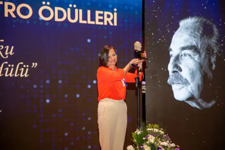 Ege Tiyatrolar Birliği’nden Başkan Kınay’a ‘Özdemir Nutku İzmir Değer Ödülü’