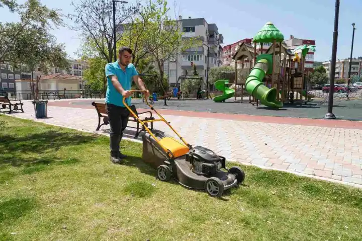 Gaziemir Belediyesi’nden parklarda yoğun çalışma