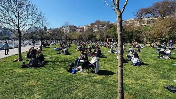 Halkın yoğun olduğu yerlerde yüksek sesle müzk dinleyene ceza geliyor!