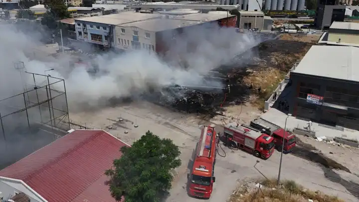 İzmir haber: Sanayi atıkları yüzünden yangın çıktı! İş hanı ve araçlar zarar gördü