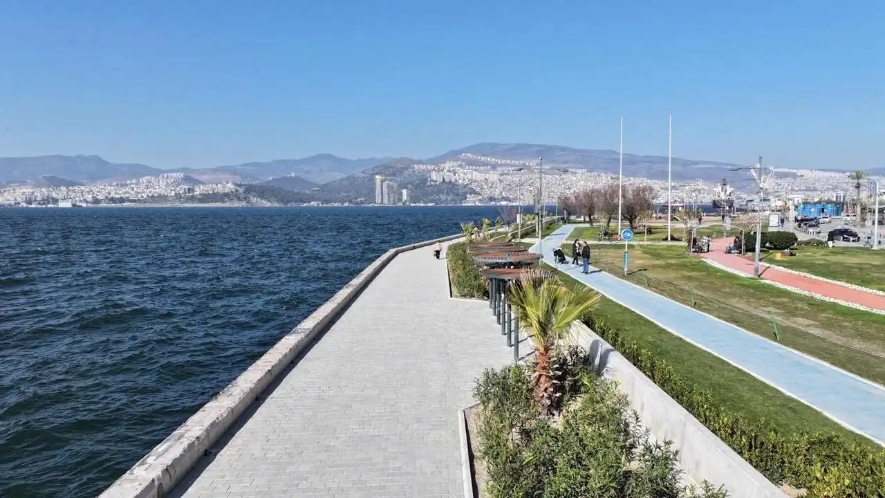 İzmir kavruluyor: Termometreler 41 dereceyi aştı, Kordon bomboş kaldı haberinin görseli