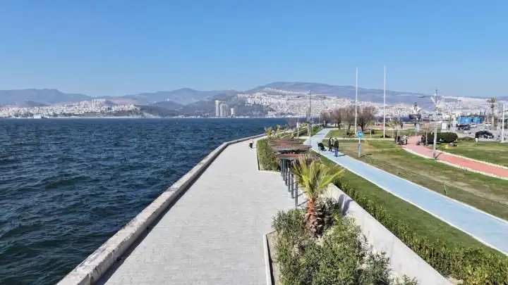 İzmir kavruluyor: Termometreler 41 dereceyi aştı, Kordon bomboş kaldı