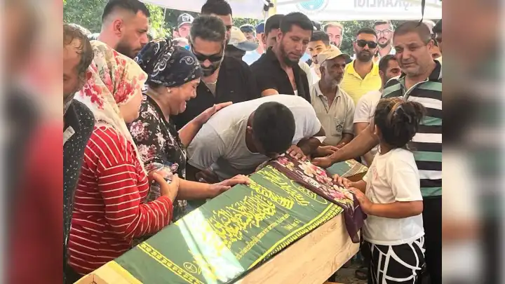 Kazada eşini ve çocuklarını kaybeden acılı baba cenazede tabutları öptü