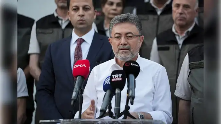 Bakan Yumaklı: Bornova'daki yangın büyük oranda kontrol altında