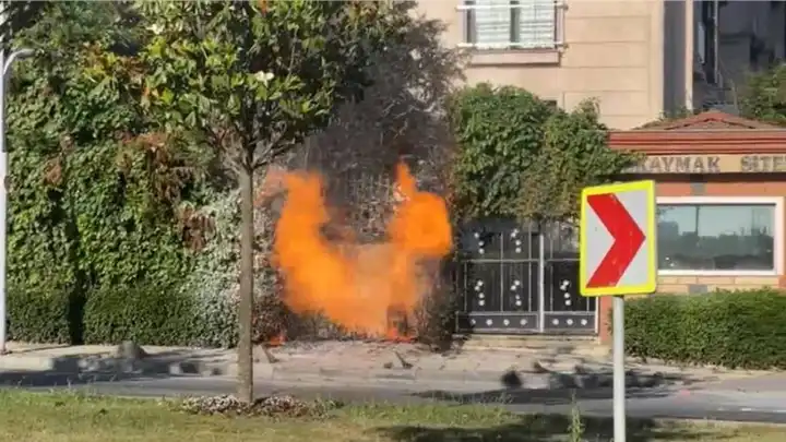 Başakşehir’de elektrik kablolarında yangın: Alevler doğalgaz kutusuna sıçradı!