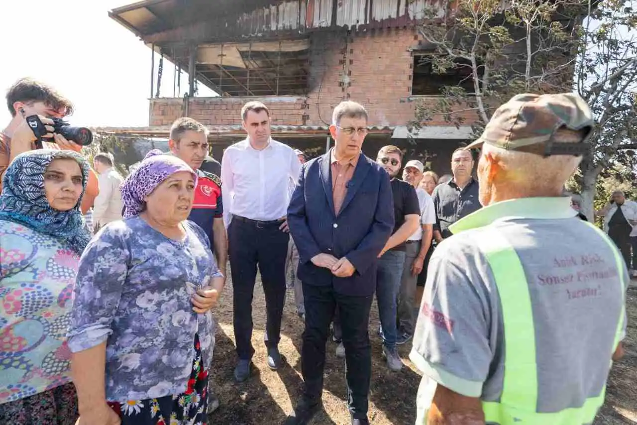 Başkan Tugay yangın bölgesinde: Hepsi yerine konur, yeter ki cana zarar gelmesin haberinin görseli
