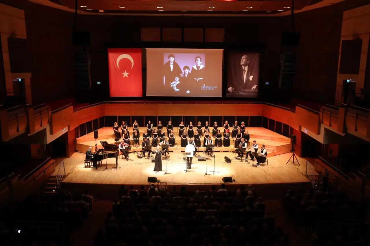 Cumhuriyetin Divası Müzeyyen Senar İzmir’de unutulmadı haberinin görseli
