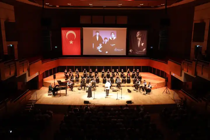 Cumhuriyetin Divası Müzeyyen Senar İzmir’de unutulmadı