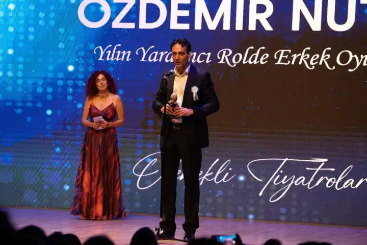 Ege Tiyatrolar Birliği’nden İzmir Şehir Tiyatroları’na anlamlı ödül