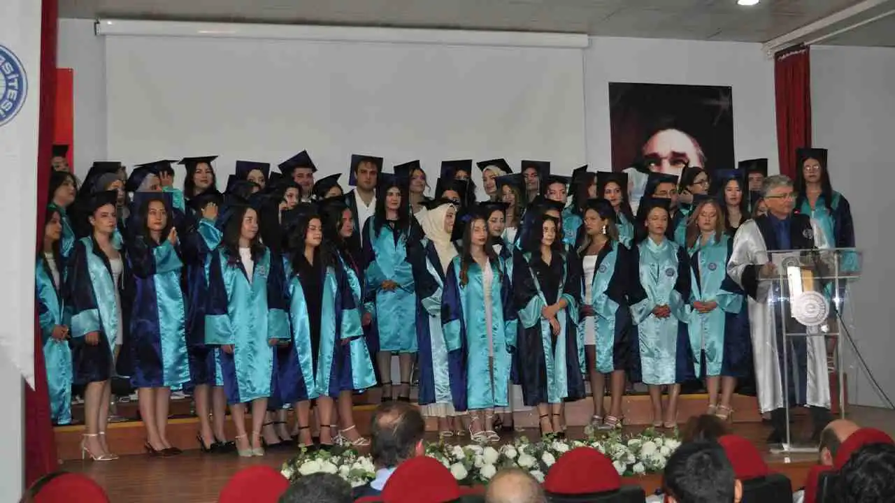 EÜ Ödemiş Sağlık Bilimleri Fakültesinde mezuniyet coşkusu haberinin görseli