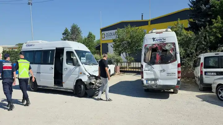 İşçi servis minibüsleri çarpıştı: Çok sayıda yaralı var!