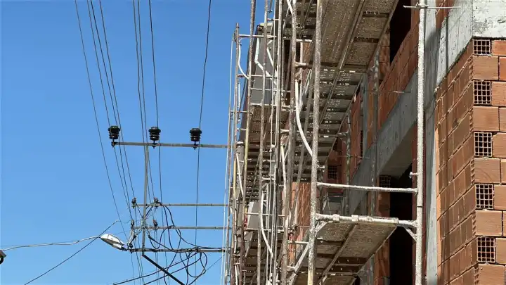 Kütahya'da iskele kuran işçi elektrik akımına kapıldı