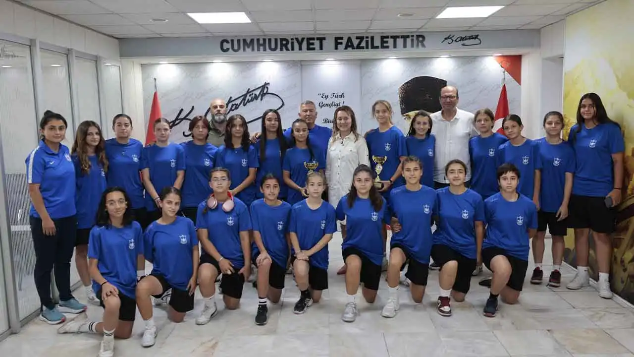 Başkan Mutlu şampiyon kızları ağırladı haberinin görseli