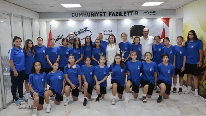 Başkan Mutlu şampiyon kızları ağırladı