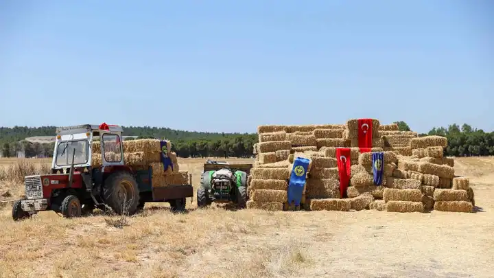  Buca’dan hayvancılıkla uğraşan köylülere saman balyası