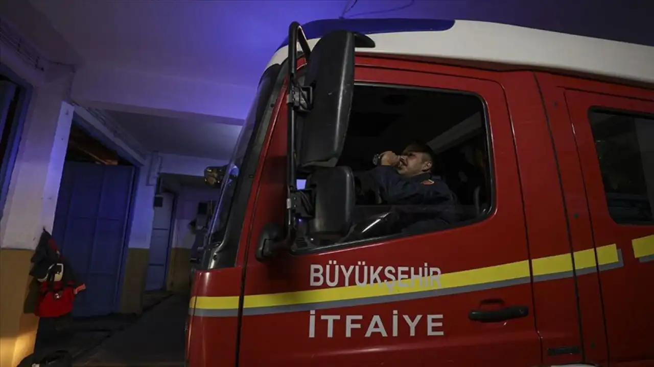 İzmir Kemalpaşa’da depo yangını: 3 kişi dumandan etkilendi haberinin görseli