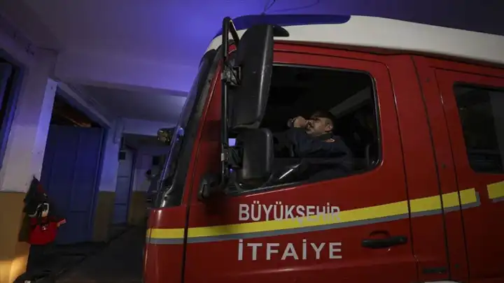 İzmir Kemalpaşa’da depo yangını: 3 kişi dumandan etkilendi