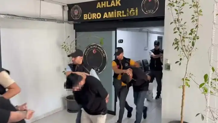 İzmir merkezli 7 ilde fuhuş operasyonu: 59 kadın kurtarıldı