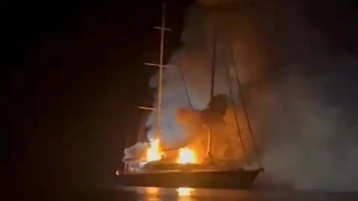 Marinada korku dolu anlar: Tekne yangınında canlarını zor kurtardılar
