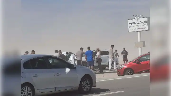 Aksaray'da kum fırtınası zincirleme kazaya yol açtı: 11 yaralı