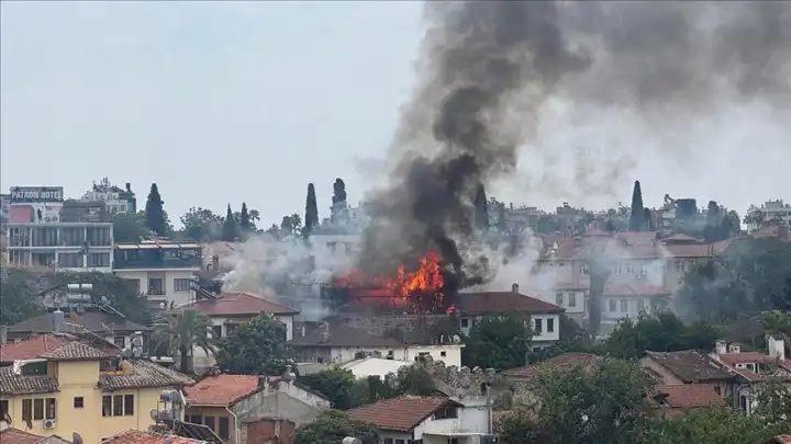 Antalya Kaleiçi’nde bir otelde yangın çıktı