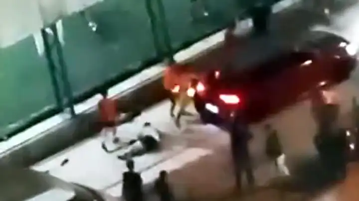 Halı sahada kavga: Bir kişi bıçakla yaralanırken, bir kişiyi araçla ezmeye çalıştılar