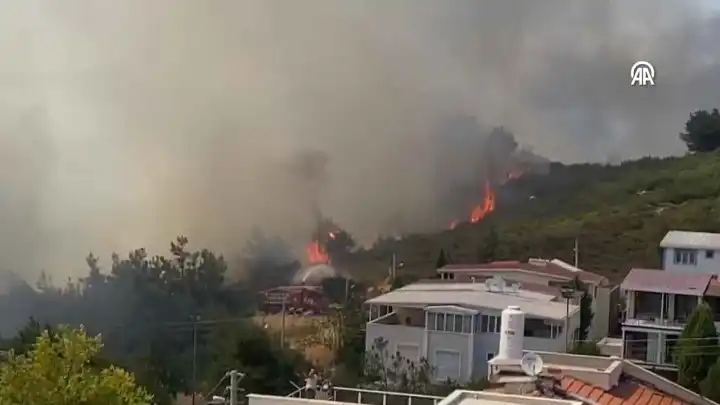 İzmir Gaziemir'de çöplükte başlayan yangın ormanlık alana sıçradı