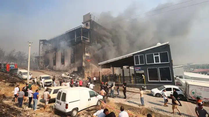 İzmir haber: Gaziemir'deki yangın Otokent Galericiler Sitesi'ne sıçradı!