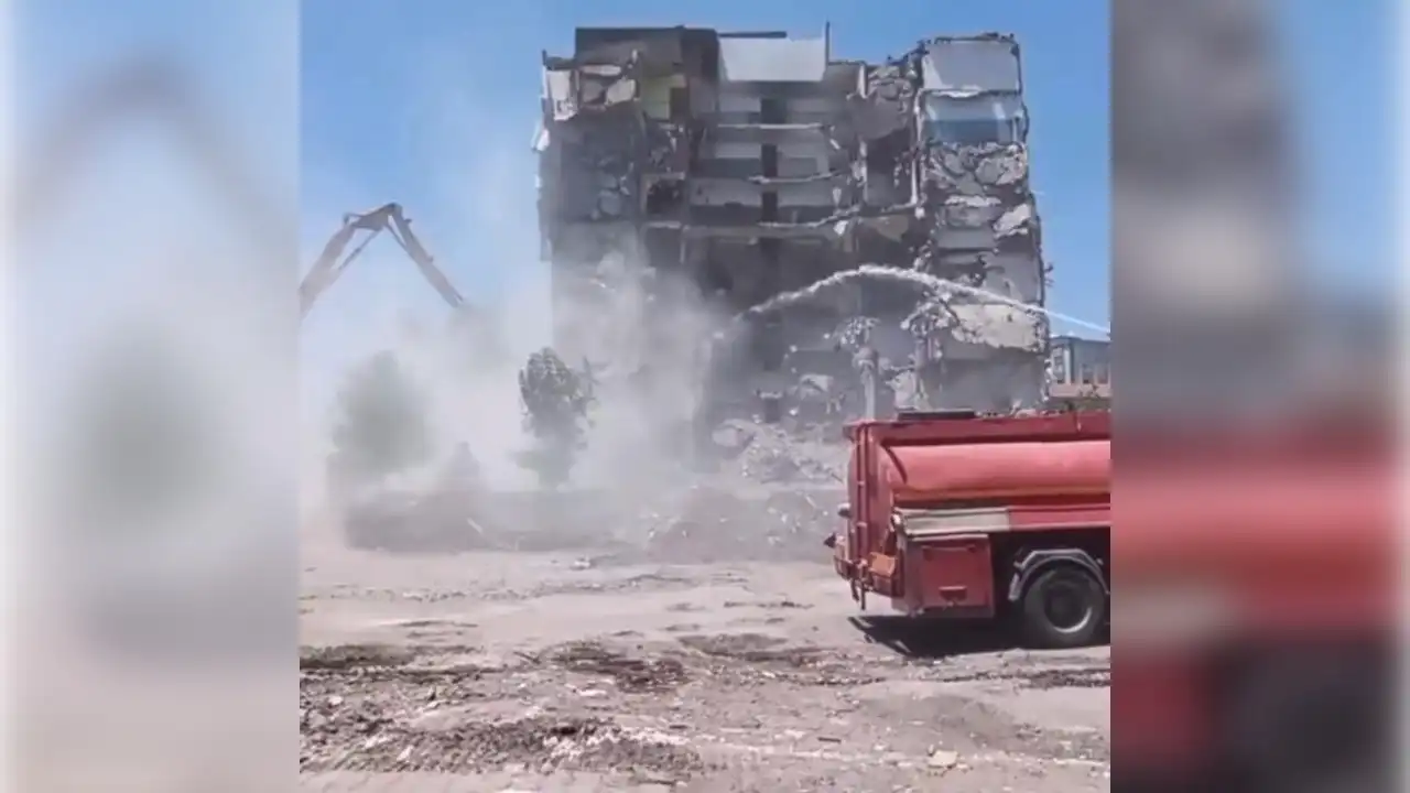 Kontrollü yıkım sırasında 8 katlı bina çöktü haberinin görseli