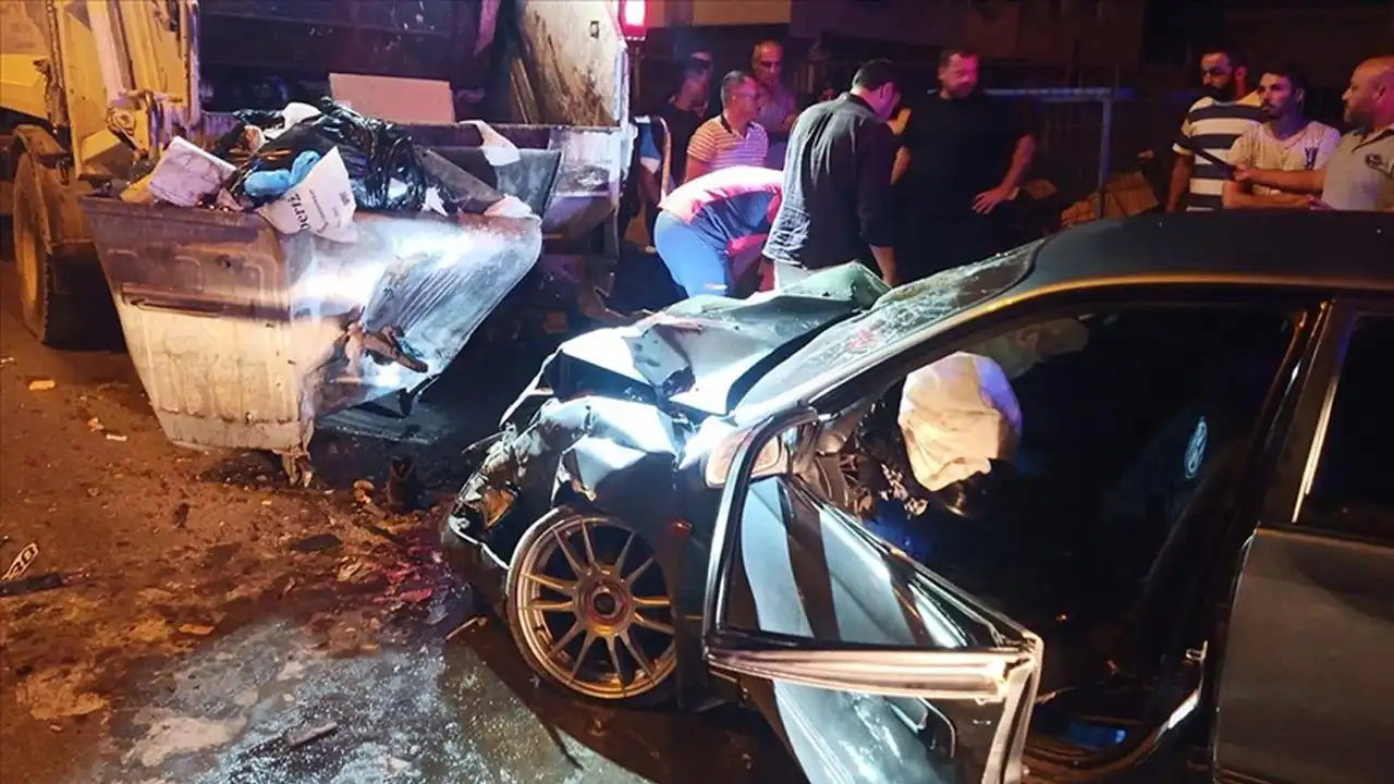 Otomobil çöp kamyonuna çarptı, 1 işçi hayatını kaybetti haberinin görseli