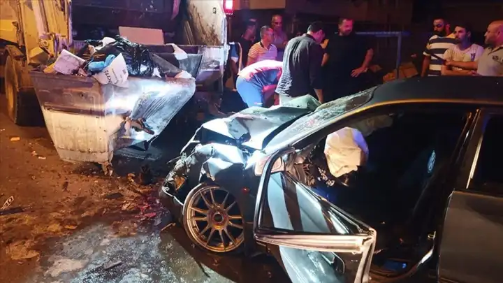 Otomobil çöp kamyonuna çarptı, 1 işçi hayatını kaybetti