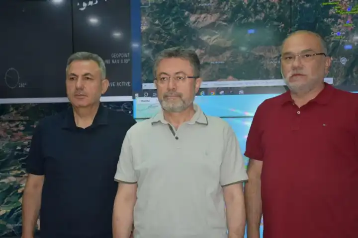 Bakan Yumaklı’dan orman yangınları açıklaması: İzmir’de 5 köy, 2 mahalle tahliye edildi