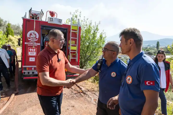Başkan Tugay yangın bölgesinde: Menderes ve Seferihisar’da incelemelerde bulundu