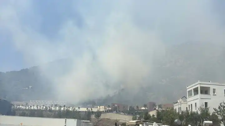 Bodrum'da büyük yangın: Alışveriş merkezi tahliye edildi!
