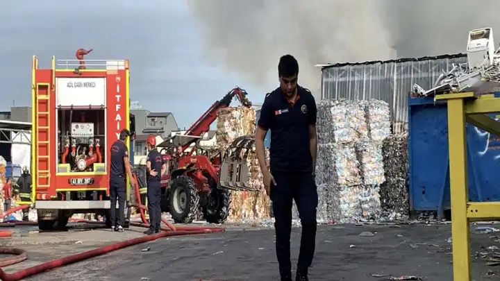 Geri dönüşüm tesisinde büyük yangın!