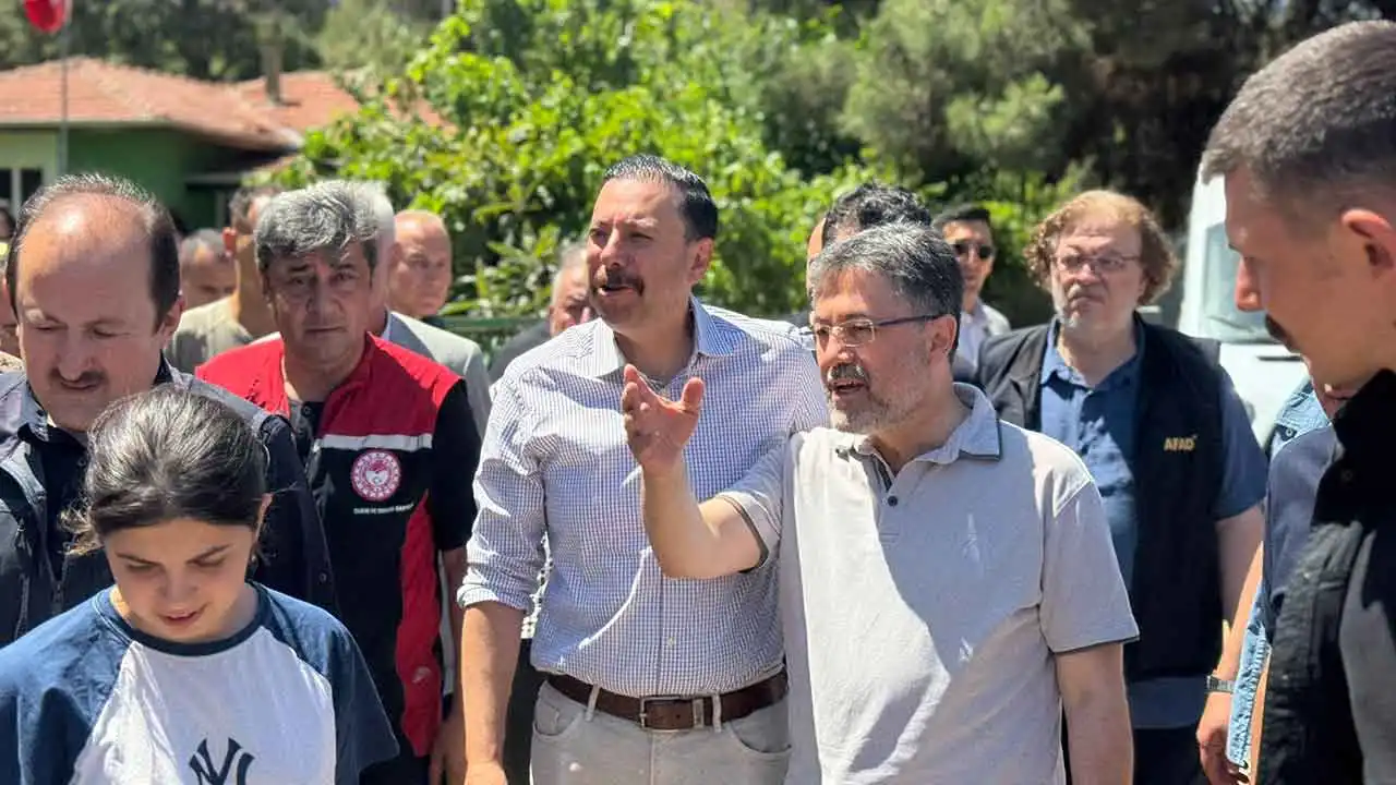 Vekil Kaya ve Bakan Yumaklı Seferihisar’da yangınla mücadeleyi yerinde takip etti haberinin görseli