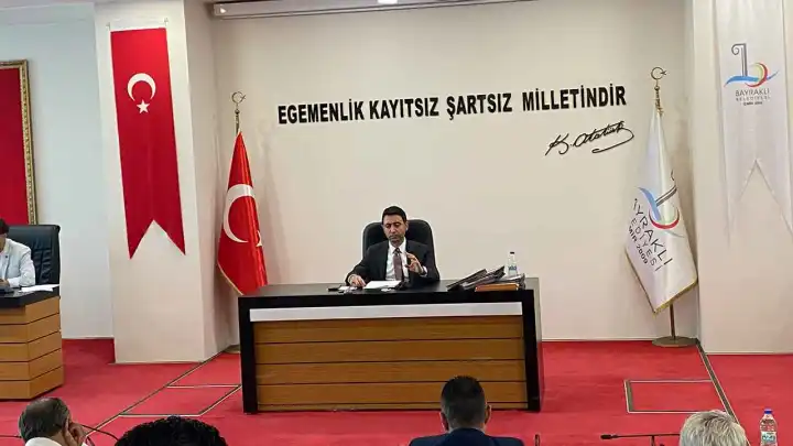 Bayraklı Meclisi'nde gözaltı gerilimi: Önal’dan düşman hukuku tepkisi