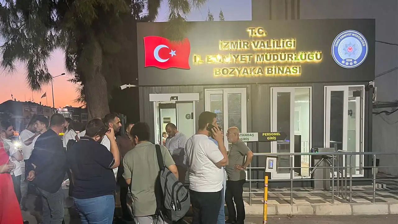 CHP İzmir İl Başkanı Şenol Aslanoğlu emniyete getirildi haberinin görseli