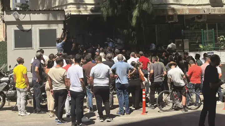CHP’li isimler için emniyet önünde kalabalıklar oluştu 