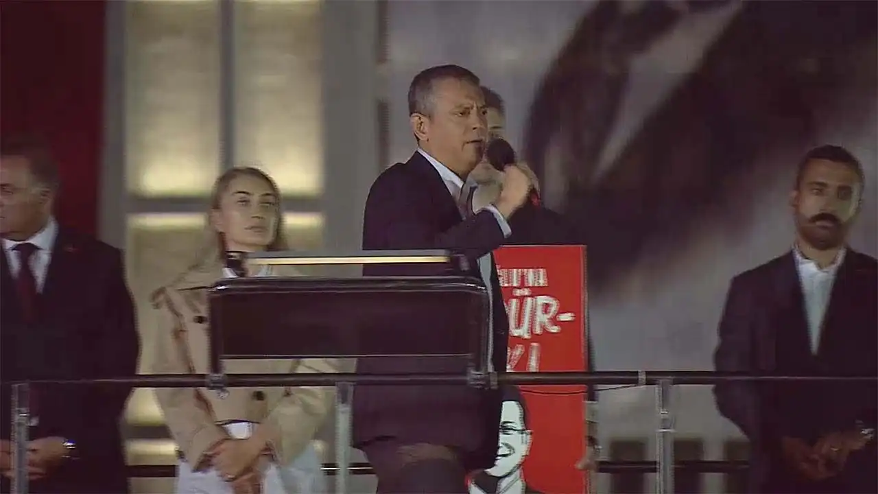 CHP lideri Özgür Özel Saraçhane'de: Bin yerde operasyon yapsan, bin yerde direneceğiz haberinin görseli