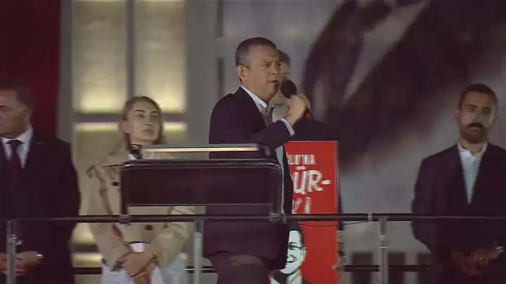 CHP lideri Özgür Özel Saraçhane'de: Bin yerde operasyon yapsan, bin yerde direneceğiz