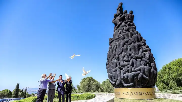 Bayraklı’da Madımak Katliamı anması: Unutmadık unutturmayacağız!