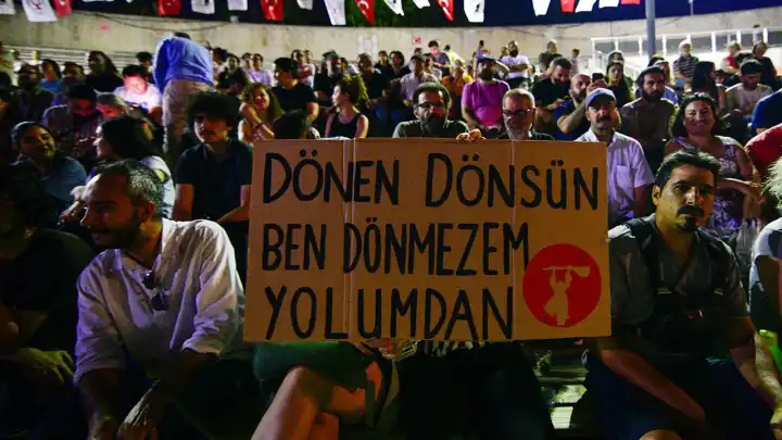 Bornova Belediyesi’nden Madımak Katliamı anması: Unutulmayan acı büyüyen direniş