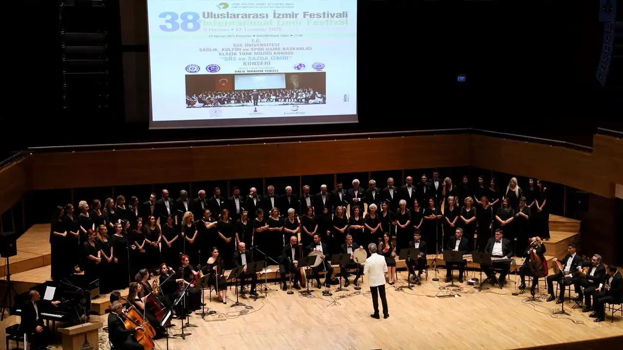 EÜ Klasik Türk Müziği Korosu’ndan İzmir Festivali’nde muhteşem performans haberinin görseli