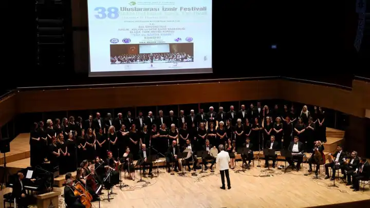 EÜ Klasik Türk Müziği Korosu’ndan İzmir Festivali’nde muhteşem performans