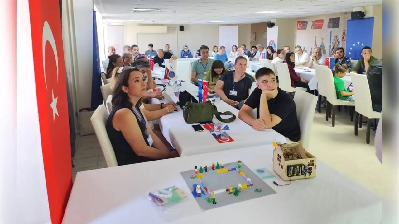 İzmir’de Erasmus+ rüzgârı: Meslek Lisesi öğrencileri projeleriyle göz doldurdu haberinin görseli