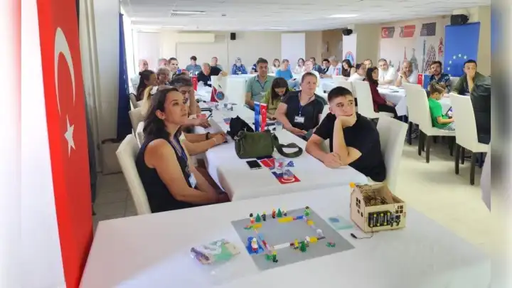 İzmir’de Erasmus+ rüzgârı: Meslek Lisesi öğrencileri projeleriyle göz doldurdu