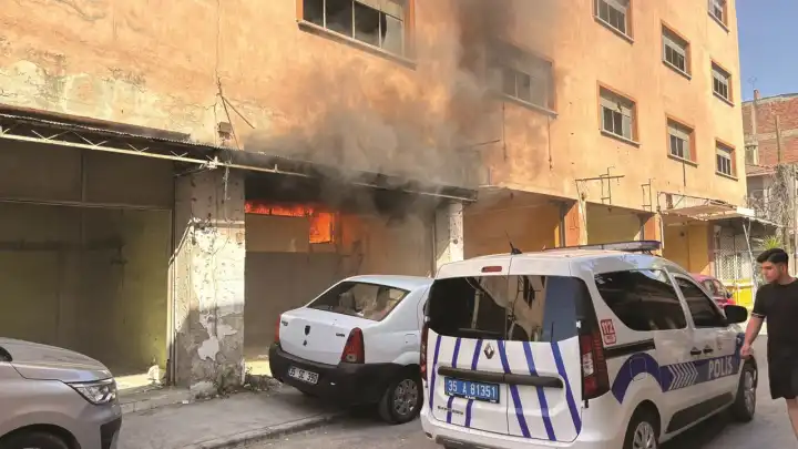 İzmir'de metruk binada yangın: Mahalleli isyan etti